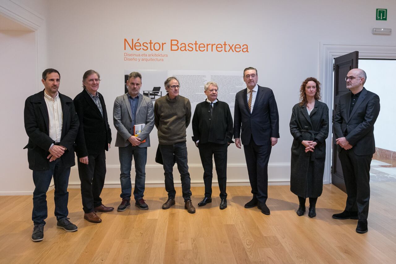 Peio Aguirre, Pedro Reula y Pedro Feduchi comisarios; Gorka Basterretxea, coordinador general del programa del centenario del artista¸; Emiliano López Atxurra, 
presidente de Petronor y vocal del Patronato del museo; Miguel Zugaza, director; Silvia García Luisa, 
coordinadora de Actividades; y Gilermo Zuaznabar, conservador de Diseño y Arquitectura;