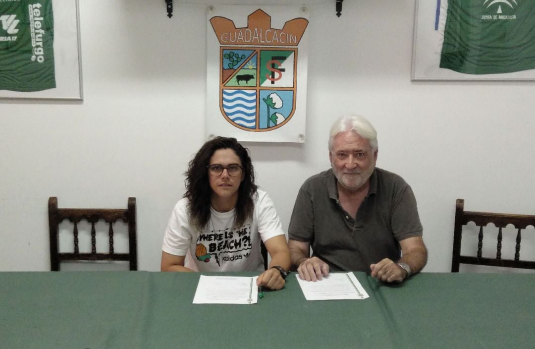 Luis Delgado, presidente del club, junto a la jugadora Lorena Bocanegra.