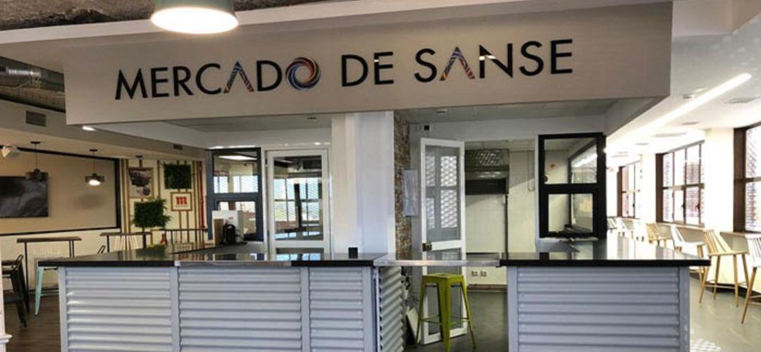 El mercado cuenta con una vinoteca.