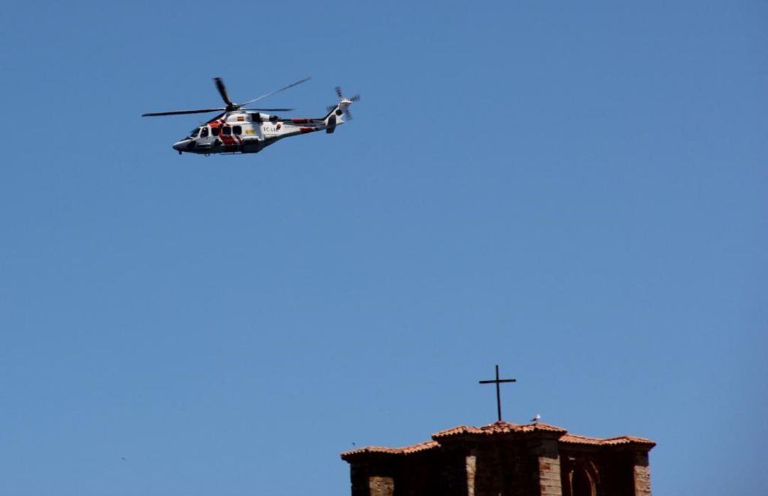 El helicópero del Gobierno de Cantabria sobrevuela la ciudad de Castro Urdiales.