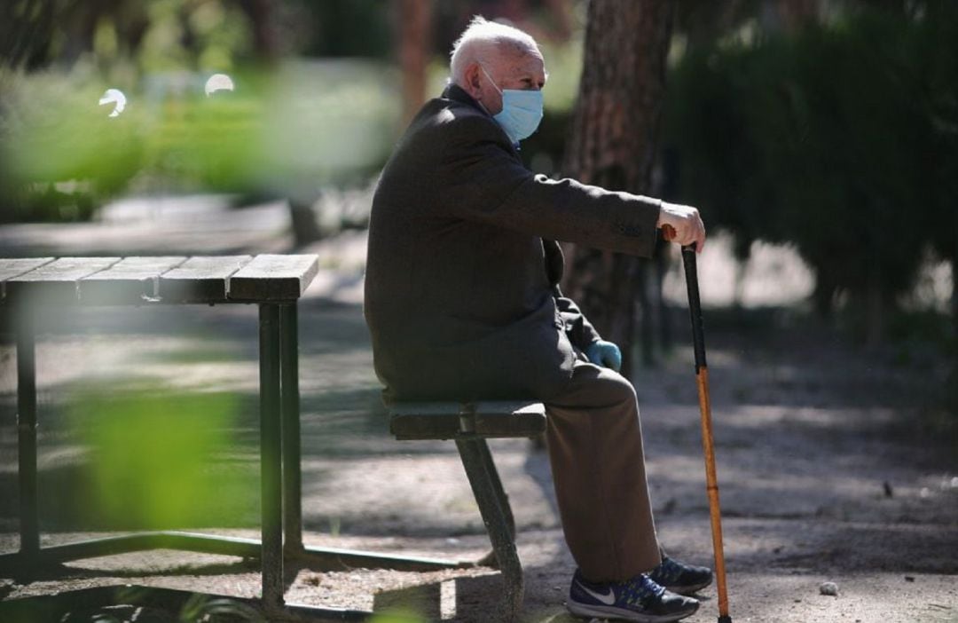 Anciano protegiéndose con mascarilla