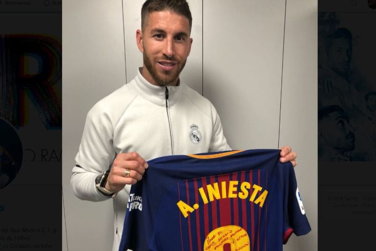 Sergio Ramos, con la camiseta de Iniesta