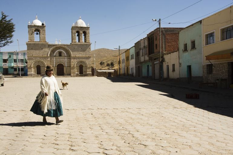 Bertha Quispe se dirige al ayuntamiento que gobierna en Collana, Bolivia