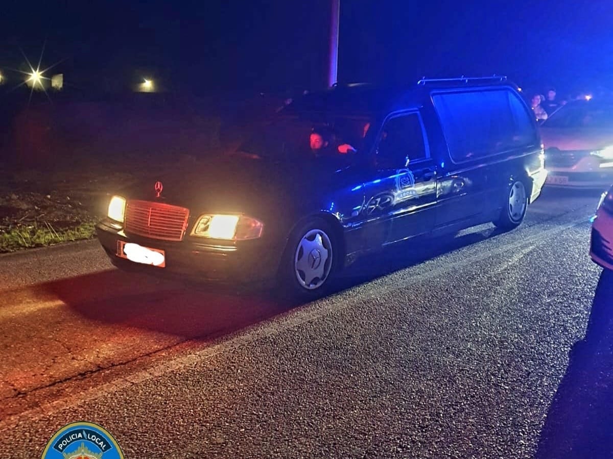 Este coche fúnebre estaba en la carrera ilegal de O Porriño.