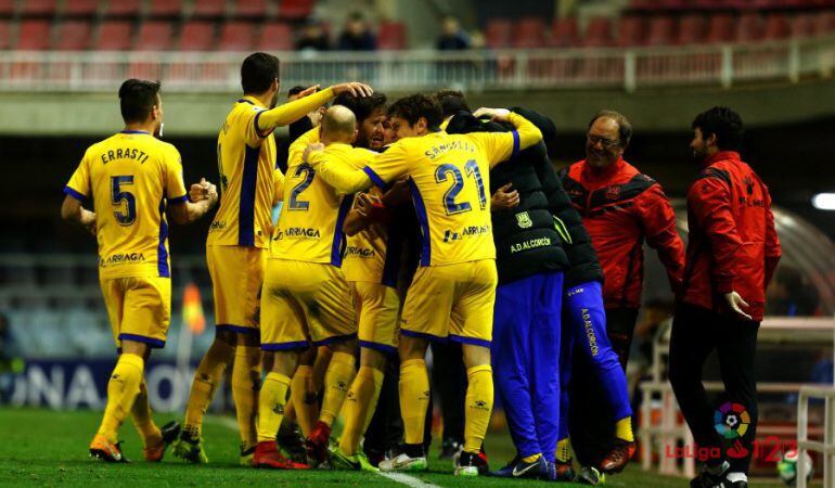 Los jugadores del Alcorcón celebran el gol frente al Barcelona B