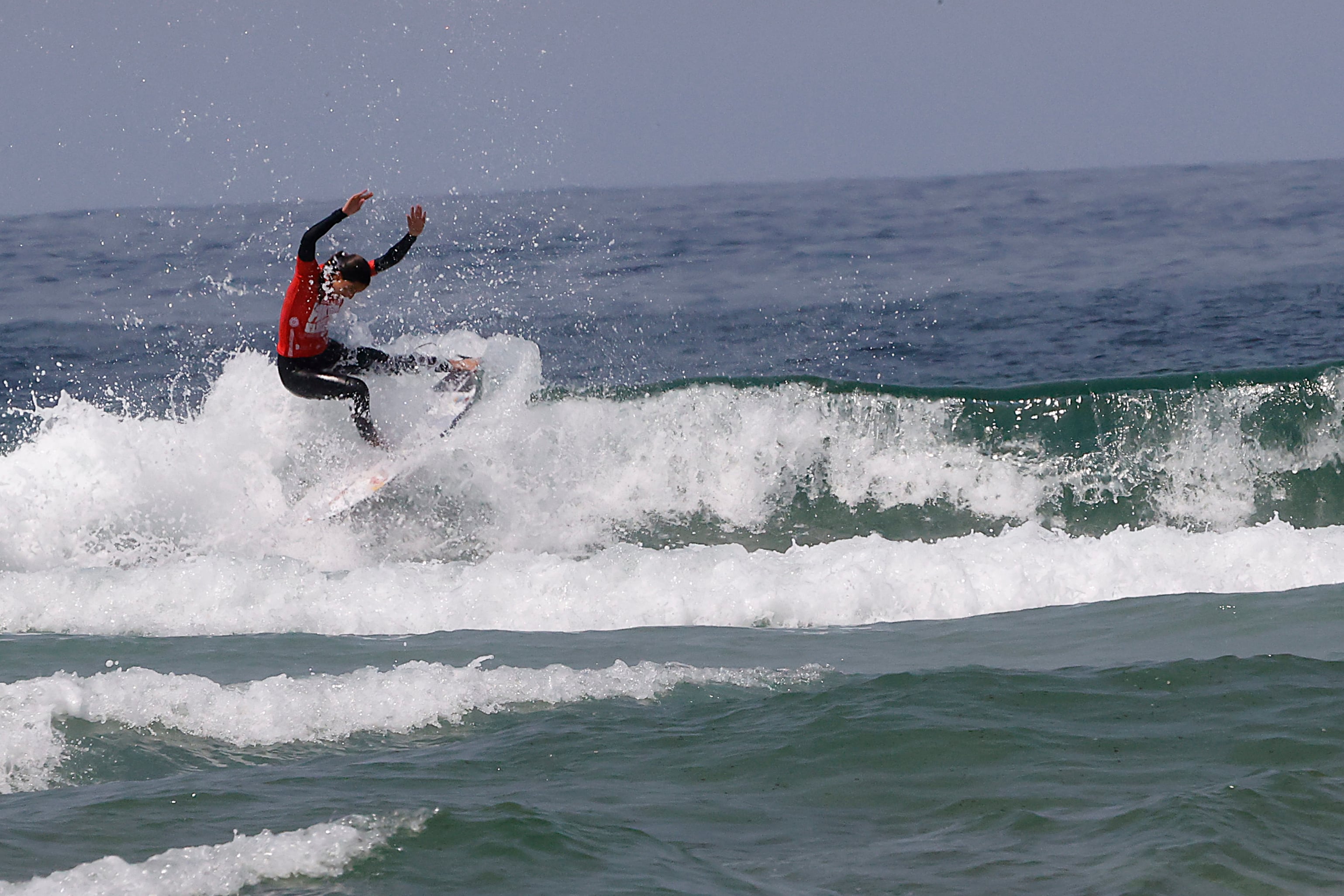 VALDOVIÑO (A CORUÑA), 17/07/2022.- La surfista portuguesa Teresa Bonvalot compite este domingo durante la final femenina del Abanca Pantin Classic Galicia Pro en Valdoviño (A Coruña). EFE/ Kiko Delgado
