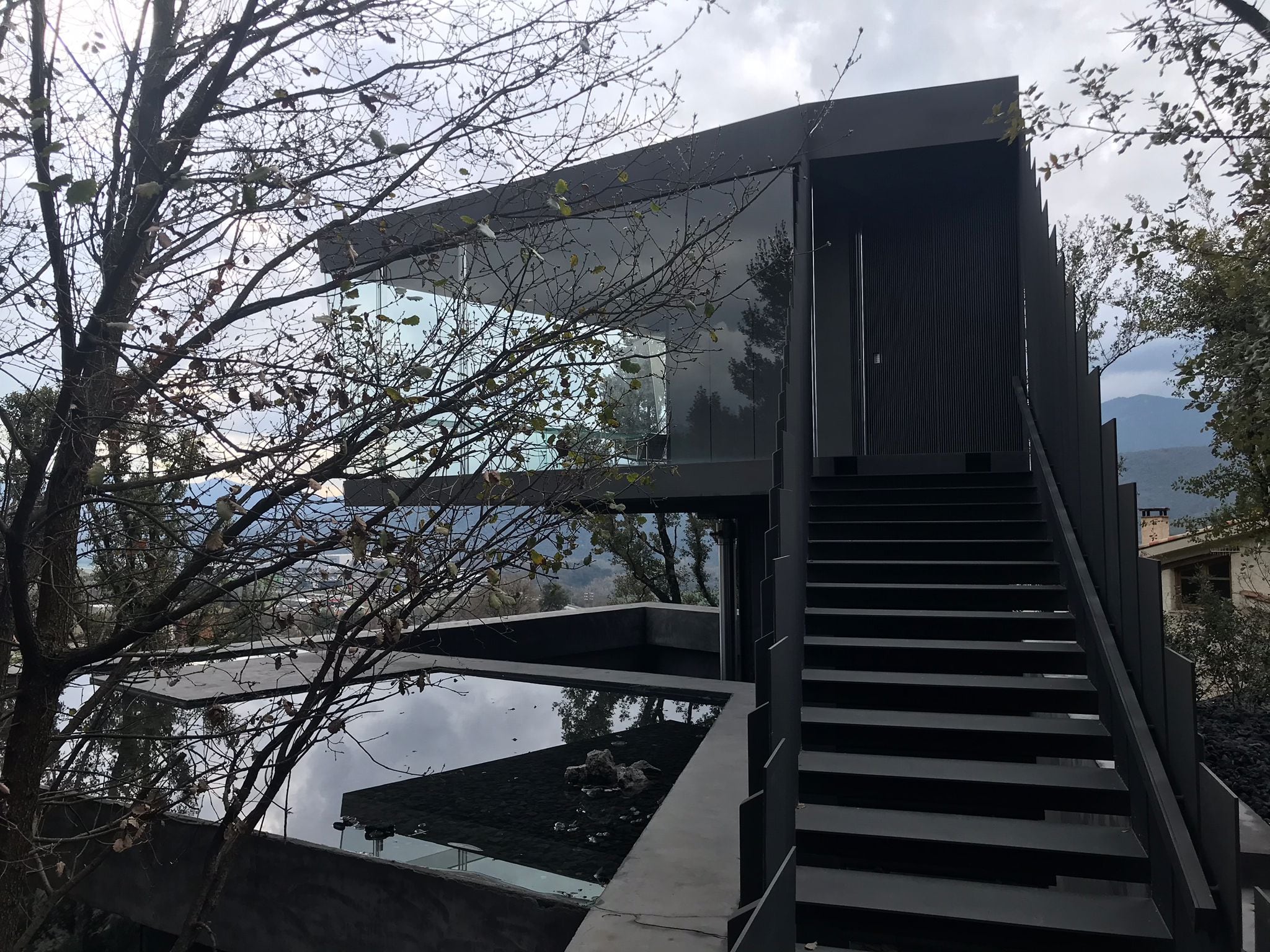 Casa que s'amaga a Montagut i Oix.