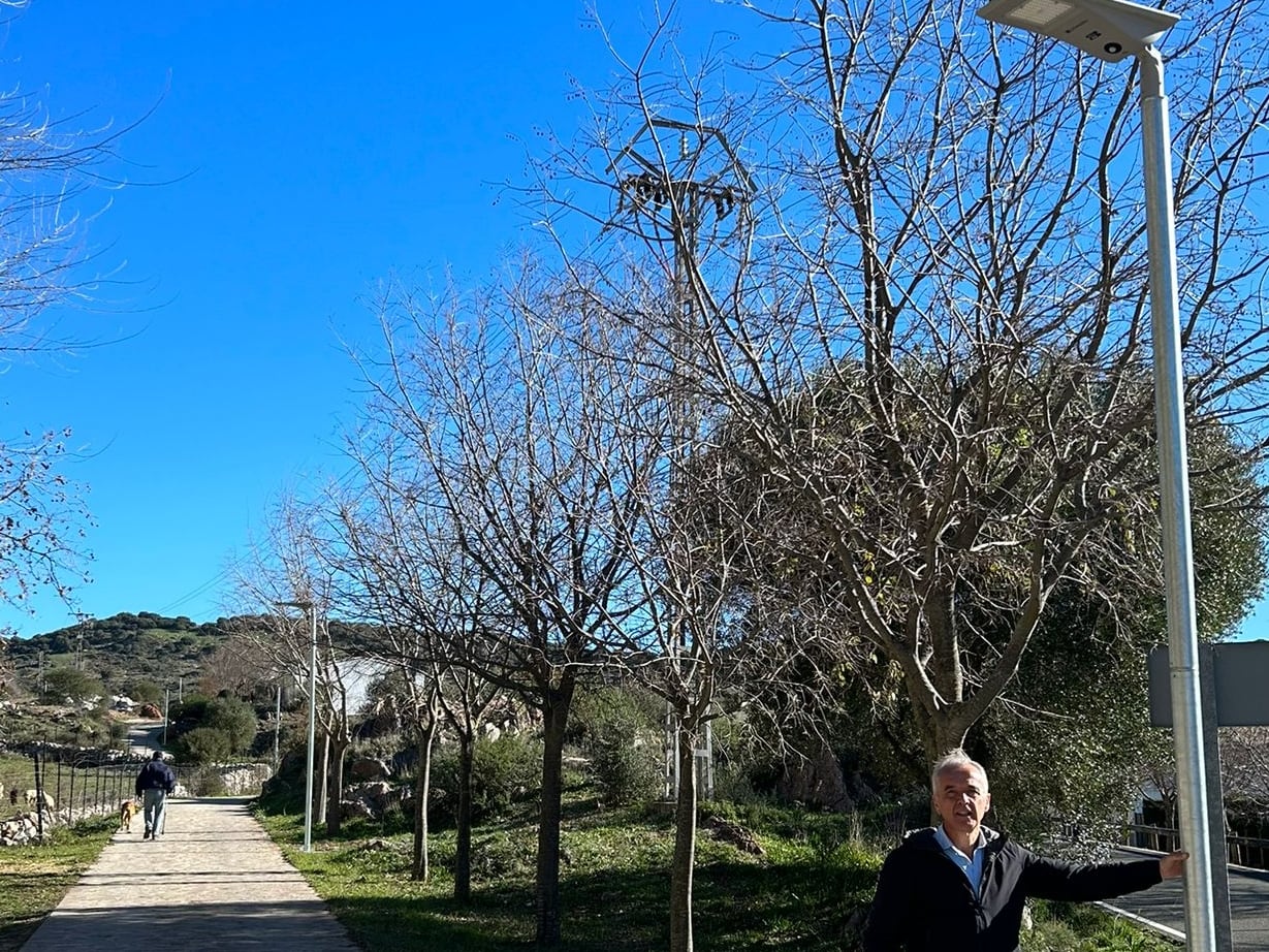 El alcalde Alfonso Moscoso en el paseo donde se han colocado las farolas