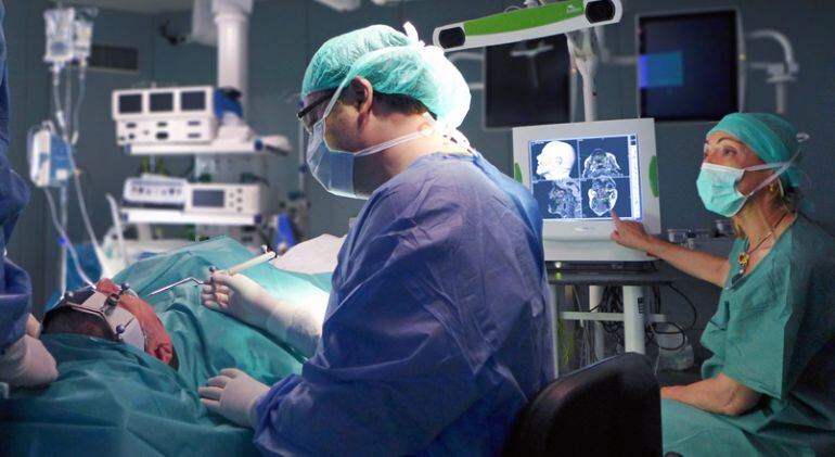 Molts pacients han de tornar a passar per quiròfan per reparar errors de metges no especialistes en cirurgia estètica. Imatge d&#039;arxiu.