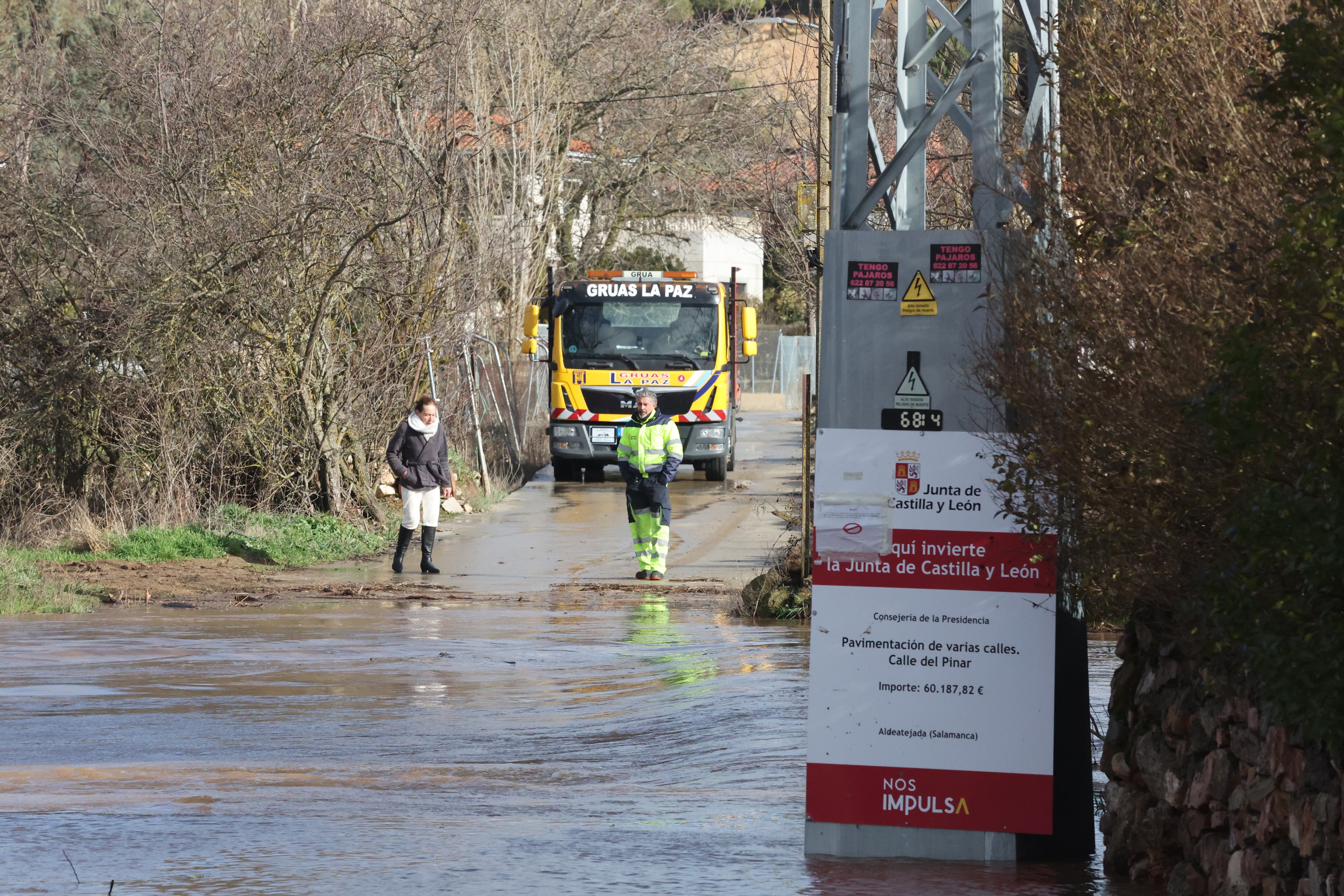 ALDEATEJADA (SALAMANCA), 29/01/2026.-Varios vecinos han quedado aislados en sus viviendas y muchos permanecen en alerta ante los desbordamientos de arroyos y regatos a lo largo de la jornada de hoy en varios pueblos de Salamanca, una situación que se espera que mejore si remiten las lluvias. "Tenemos los puentes desbordados y accesos cortados, con una zona del pueblo, unas 10 o 15 viviendas, donde no se puede acceder con vehículos, de manera que los vecinos hicieron acopio al saber que no pueden salir ya con el coche de sus casas", ha explicado a EFE el alcalde de Aldeatejada, Enrique García Mariño. EFE/JM García