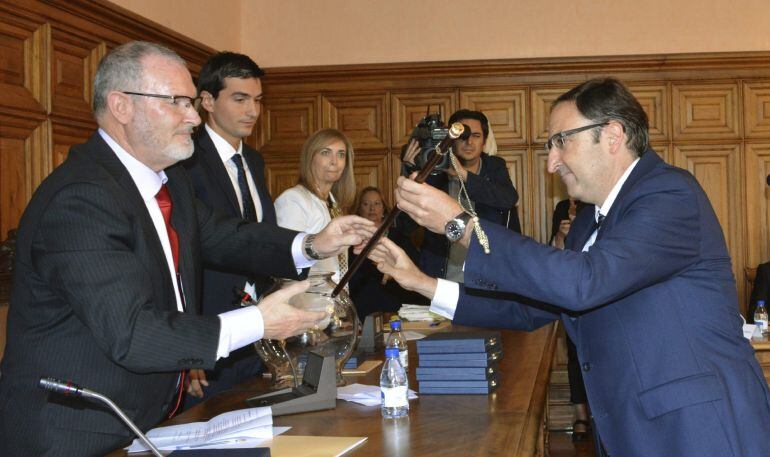 Alfonso Polanco (d), del PP, durante el acto en el que ha tomado posesión como alcalde de Palencia con el apoyo de Ciudadanos.