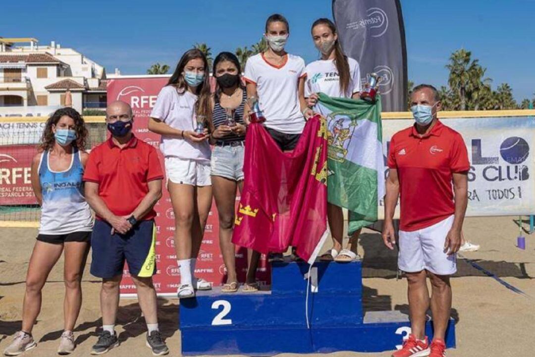 Sabrina López con la bandera de la Región de Murcia junto a sus compañeras