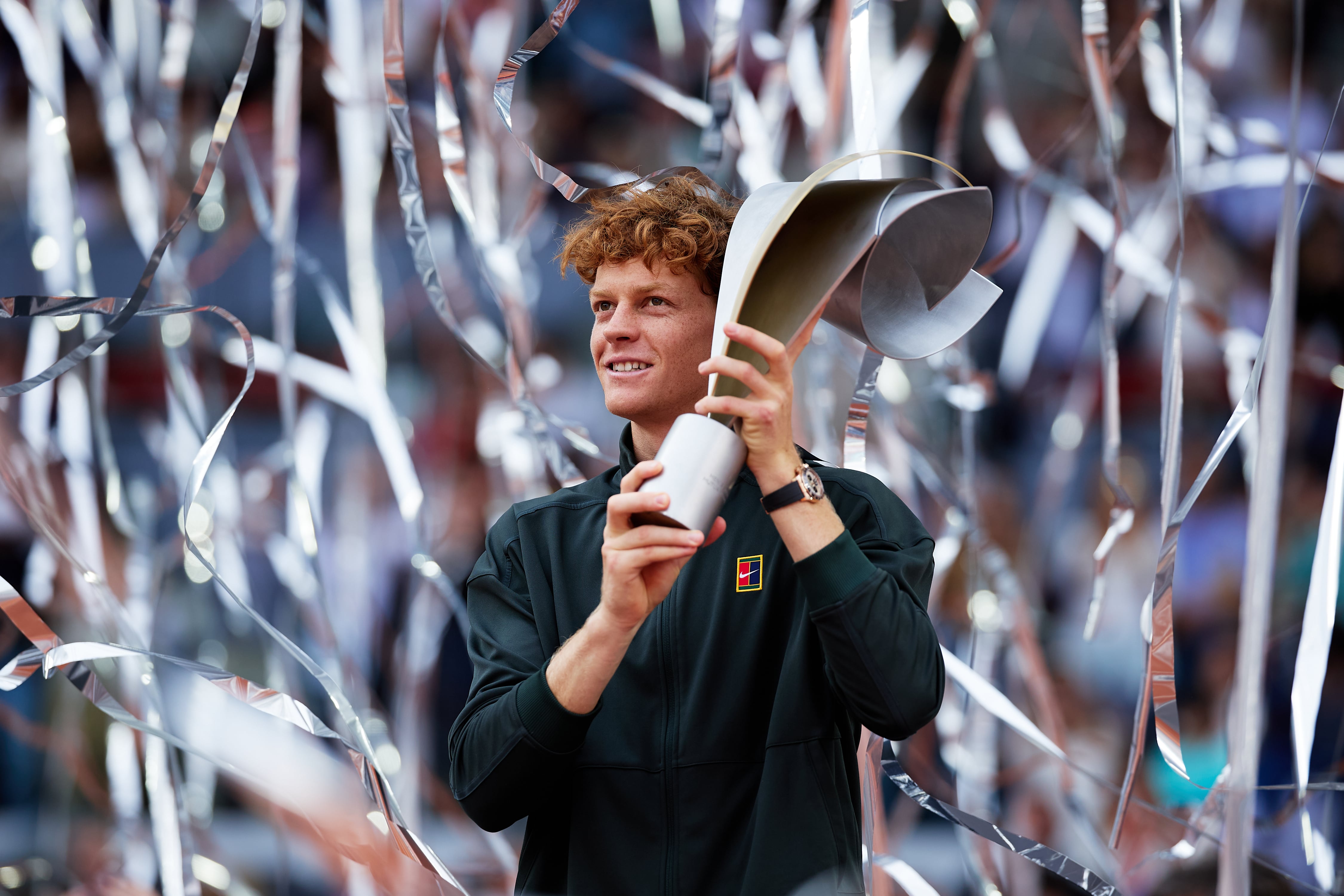 Jannik Sinner posa con el título de campeón del Mutua Madrid Open 2026