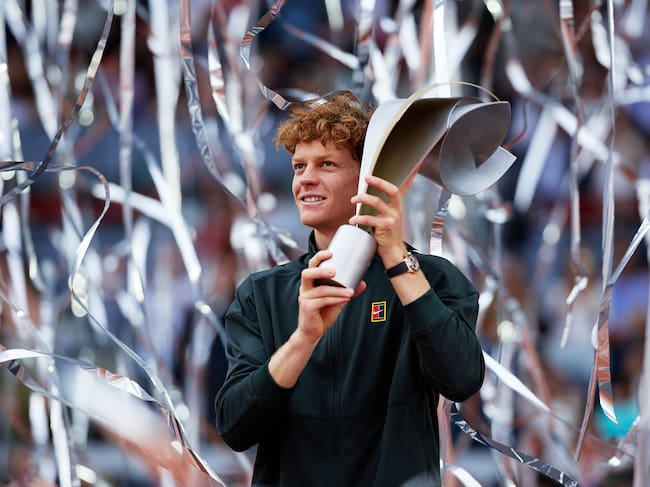 Jannik Sinner posa con el título de campeón del Mutua Madrid Open 2026