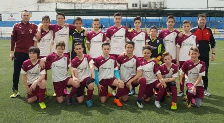 Una de las formaciones del equipo infantil de la EMD Jódar, la pasada temporada, Adrián de rodillas, cuarto por la derecha