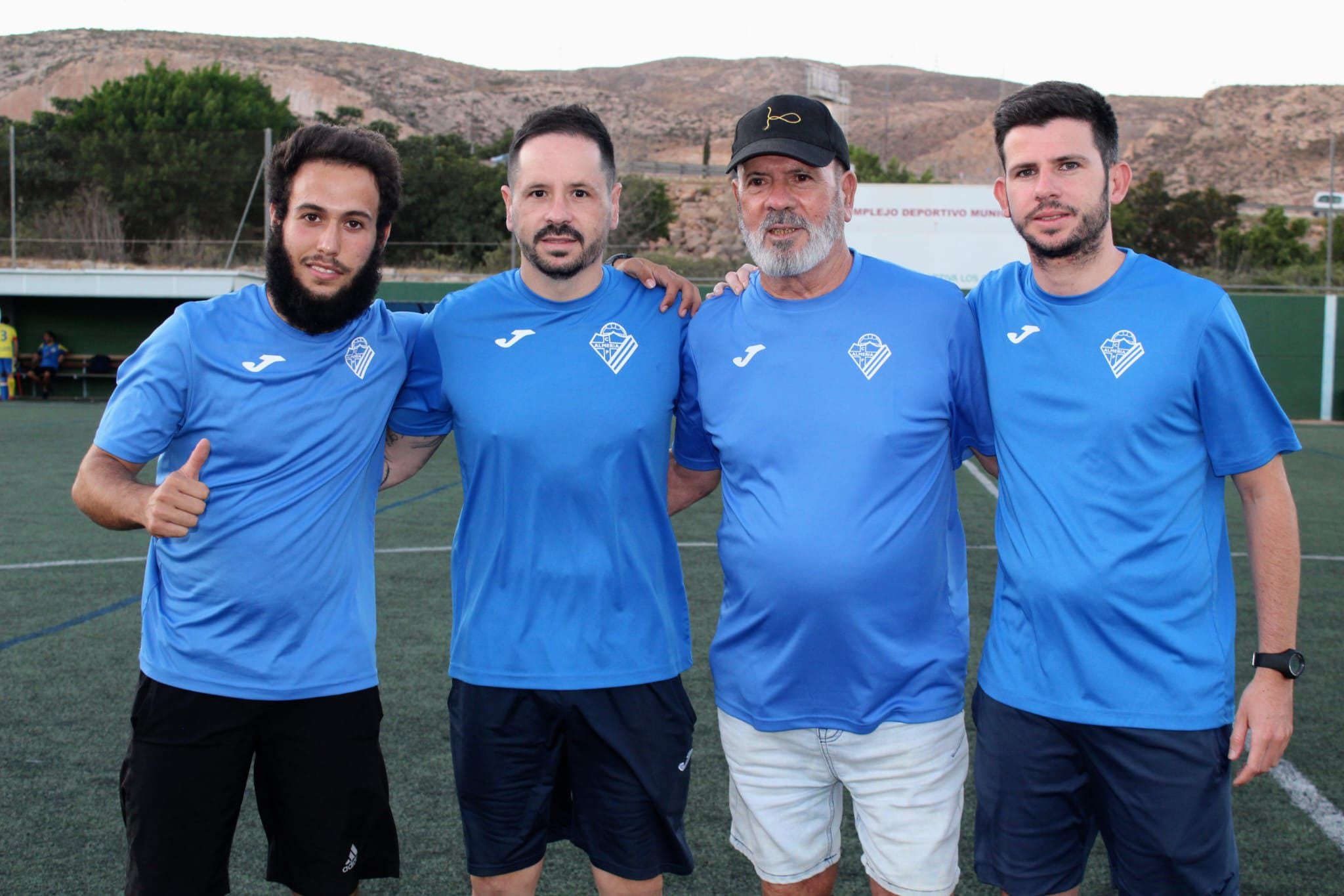 Omar, primero de izquierda a derecha, con el cuerpo técnico de Poli Almería juvenil.