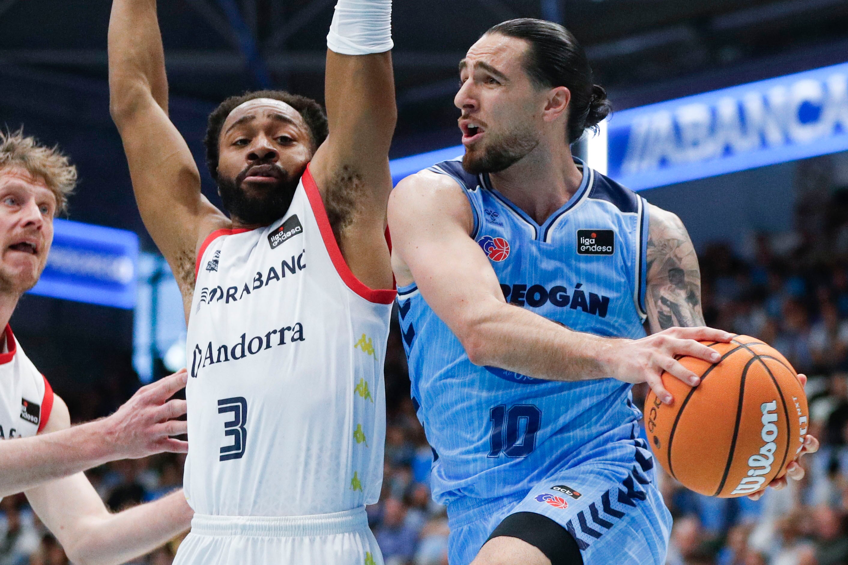 LUGO, 11/03/2026.- El jugador del Breogán F. Alonso y el jugador del MoraBanc Andorra A. Best, durante el partido de la Liga Endesa de baloncesto que CB Breogán y MoraBanc Andorra disputan este sábado en Lugo. EFE/Eliseo Trigo
