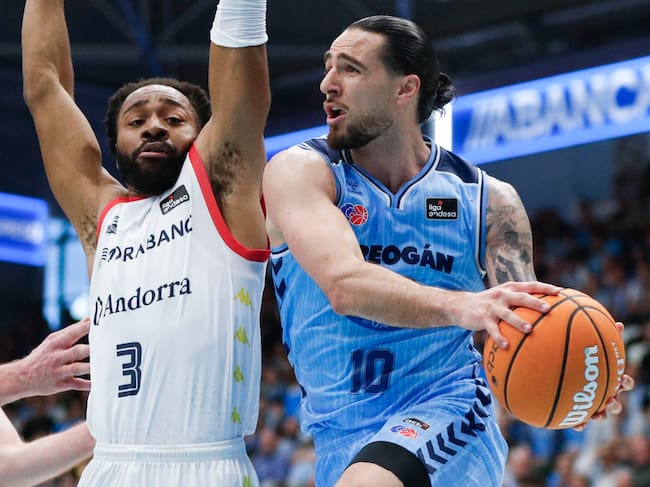 LUGO, 11/03/2026.- El jugador del Breogán F. Alonso y el jugador del MoraBanc Andorra A. Best, durante el partido de la Liga Endesa de baloncesto que CB Breogán y MoraBanc Andorra disputan este sábado en Lugo. EFE/Eliseo Trigo
