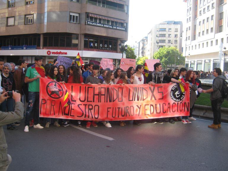 Pancarta de cabecera de la manifestación estudiantil rodeando la Plaza Lazúrtegui antes de salir