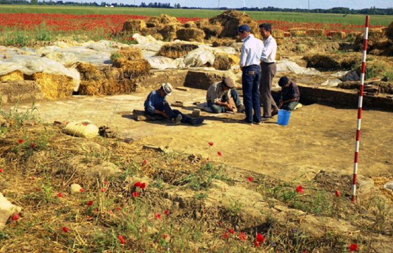 Imagen en la que aparecen, entre otros, el descubridor de la Villa, Javier Cortes, y el arqueólogo José Antonio Abásolo