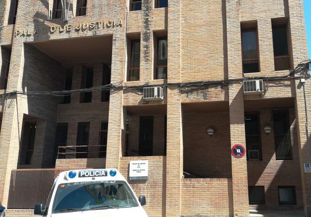 La detenida ha llelgado en un coche camuflado a los juzgado de Elda