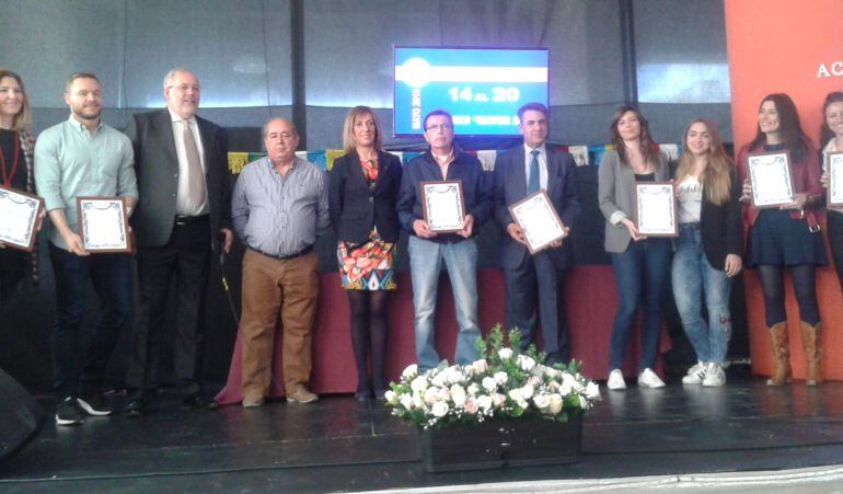 Imagen de los premiados por la asociación de mayores ACUMAFU de Fuenlabrada.