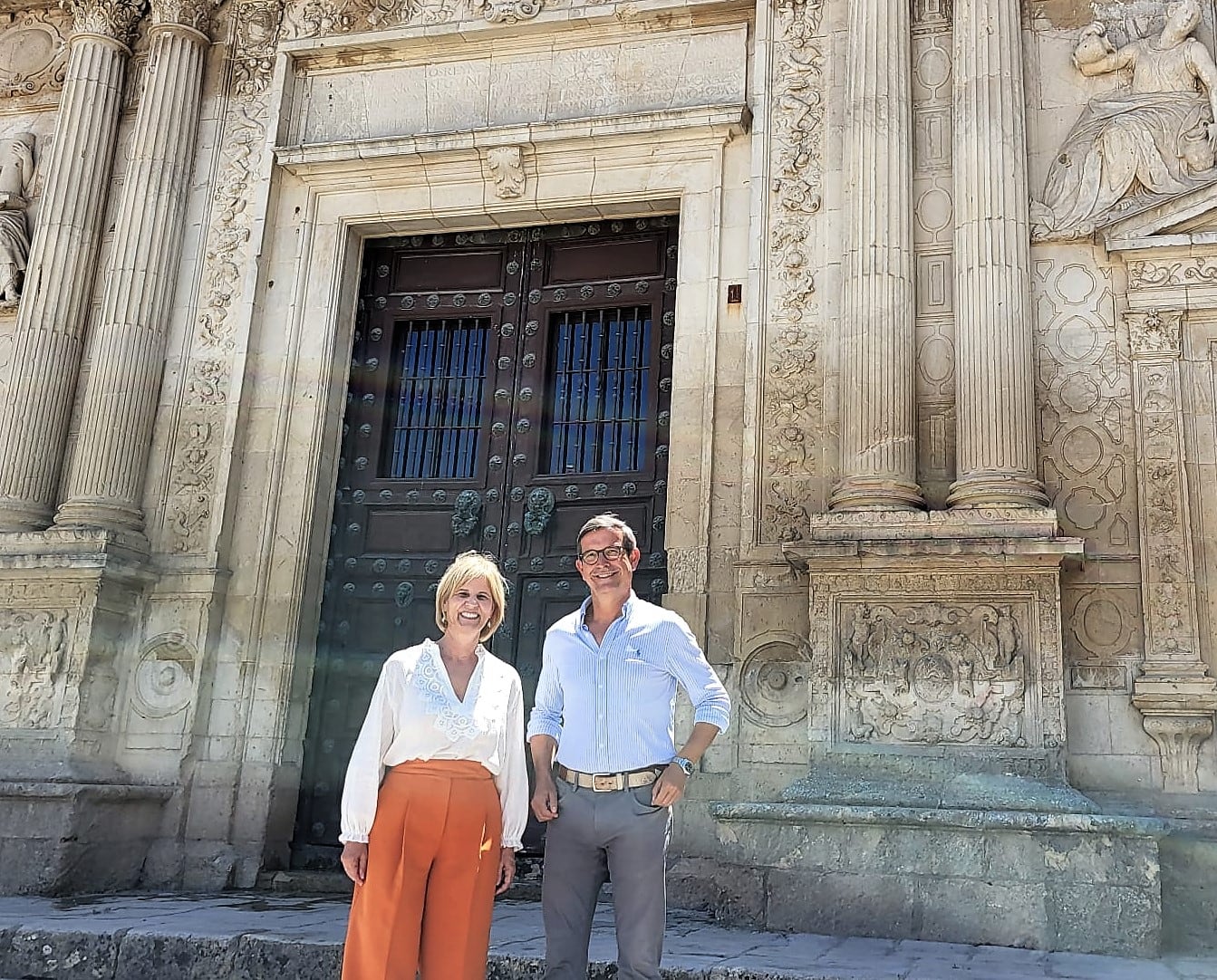 La alcaldesa junto al Consejero de Industria