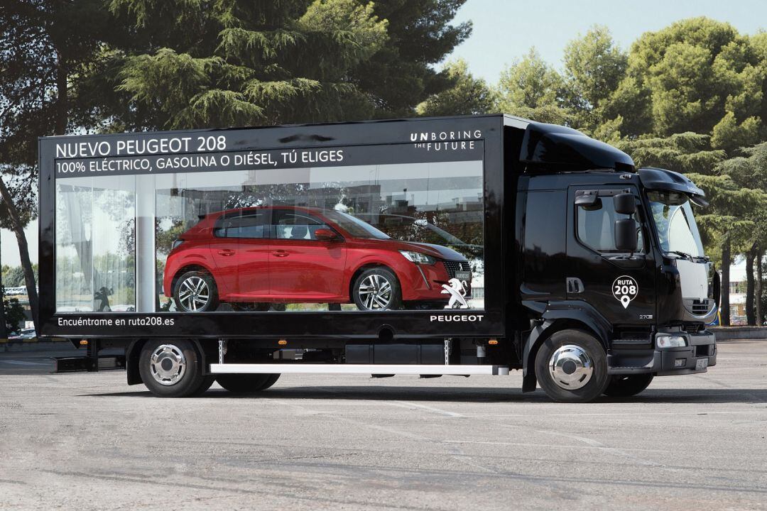 Camión acristalado con el nuevo Peugeot 208 que visitará Segovia