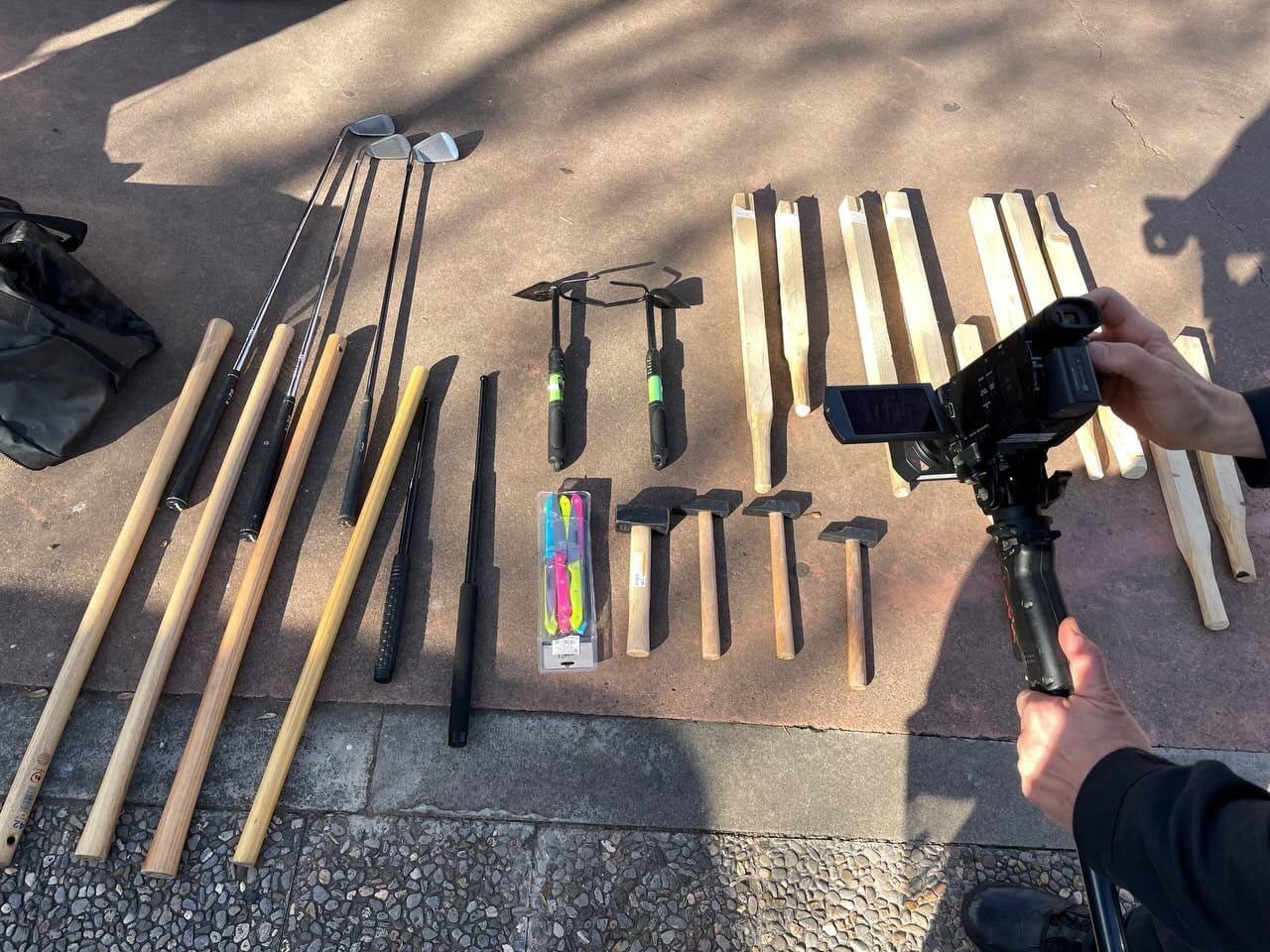 Armas blancas requisadas por los mossos / Foto cedida por @mossos