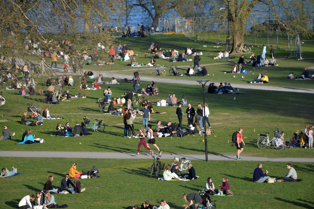 Los suecos socializan en un parque en Estocolmo (Suecia), el 22 de abril, en plena pandemia de coronavirus.