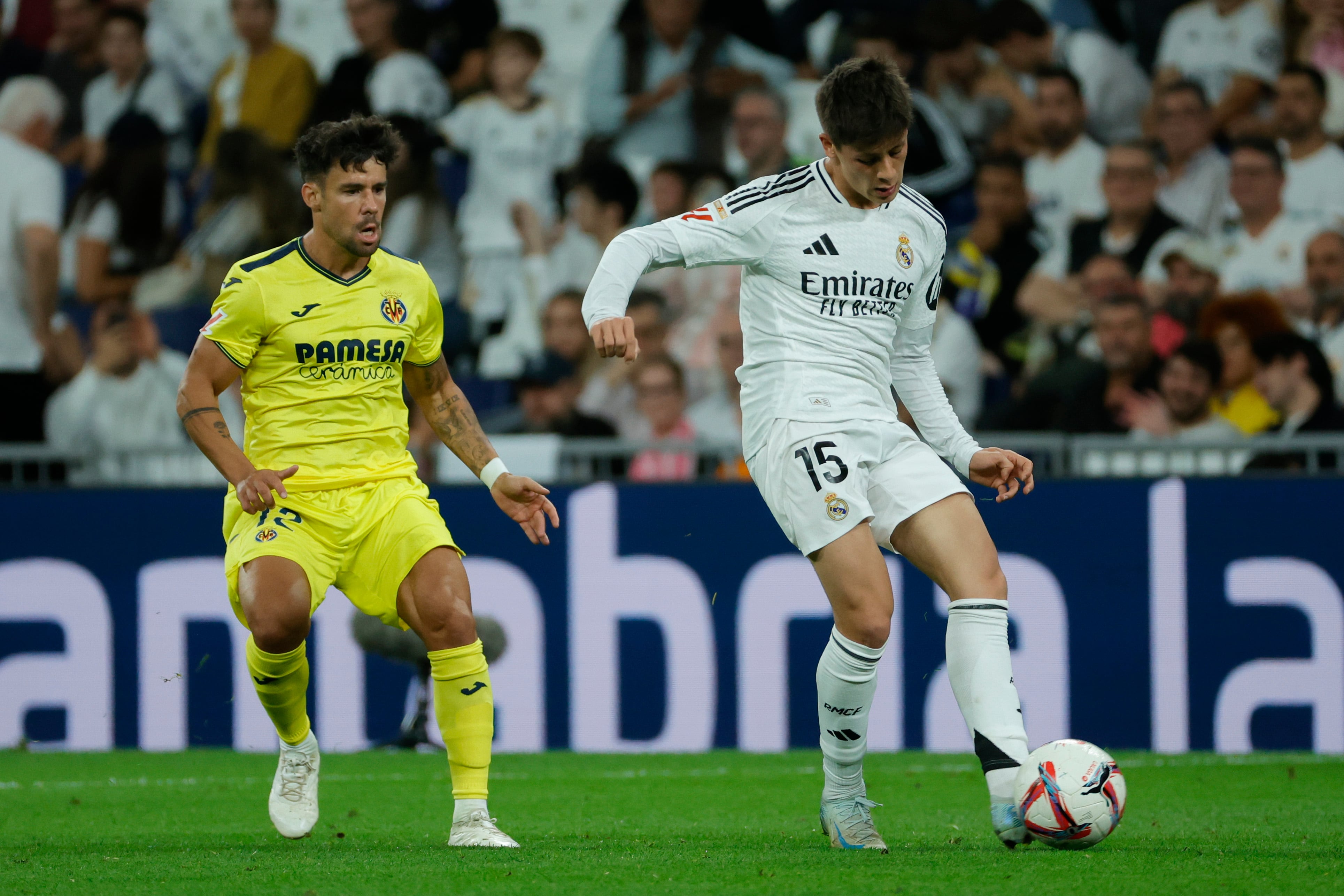 MADRID, 05/10/2024.- El centrocampista del Real Madrid Arda Guler (d) ante el defensa del Villarreal Juan Bernat durante el partido de la jornada 9 de Liga que disputan Real Madrid y Villarreal CF este sábado en el estadio Santiago Bernabéu. EFE/Zipi Aragón
