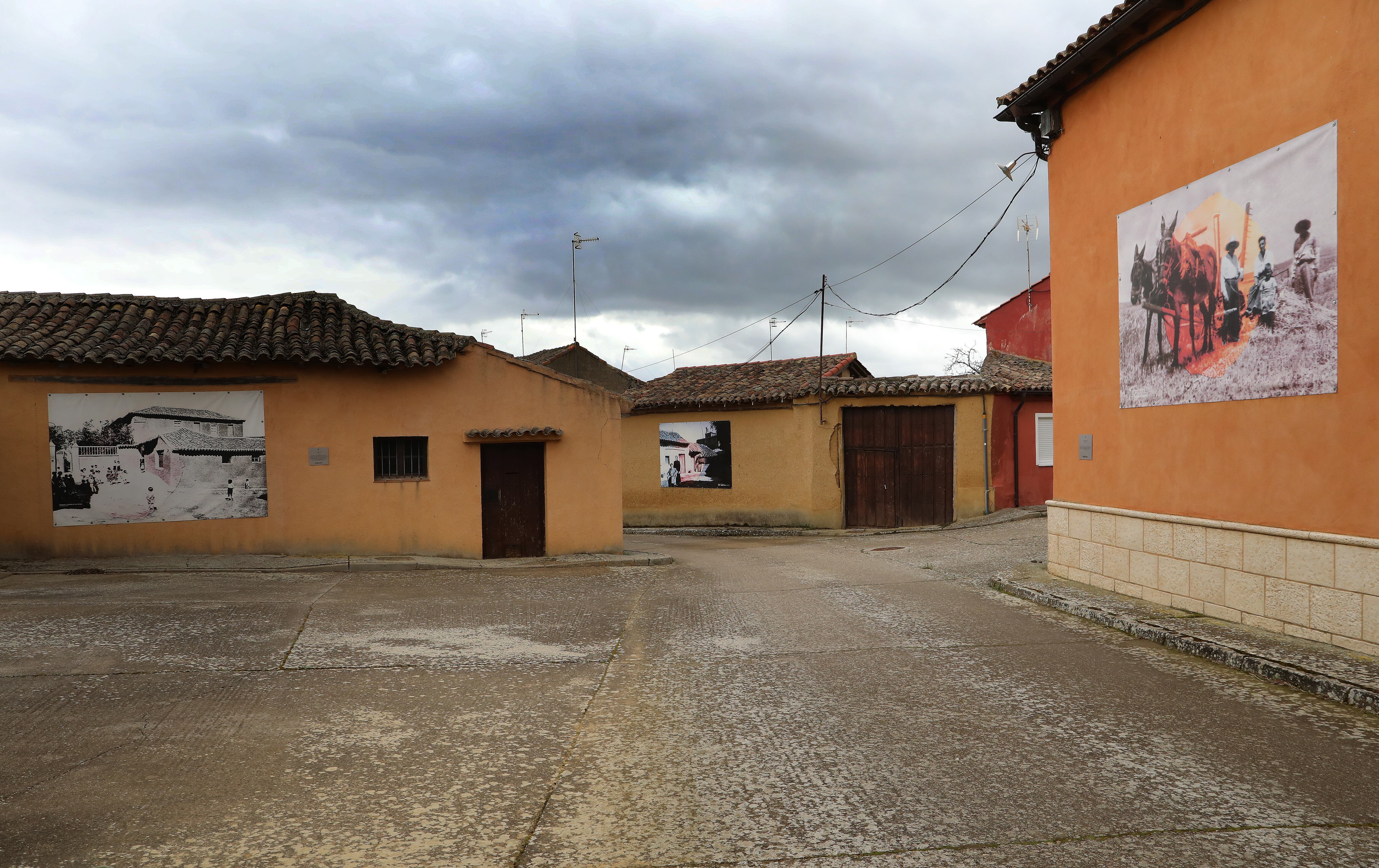 El pueblo palentino de Boadilla de Rioseco, utiliza desde hace  años el arte como medio para rescatarse del anonimato con el nombre de Arte contra el Olvido