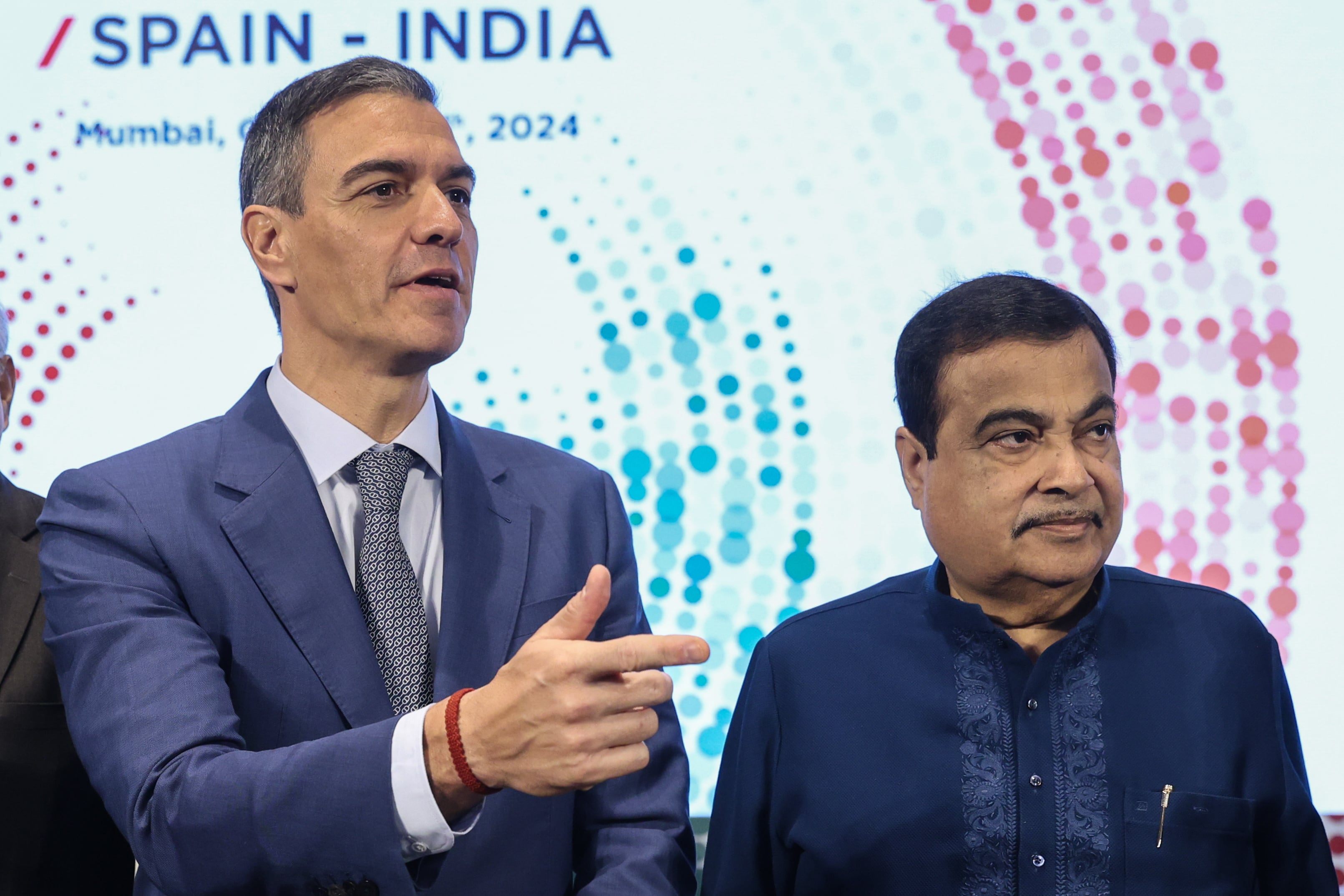 El presidente del Gobierno, Pedro Sánchez, junto al ministro indio de Carreteras y Autopistas, Nitin Gadkari, durante la Spain-India Business Summit en Bombay (India).