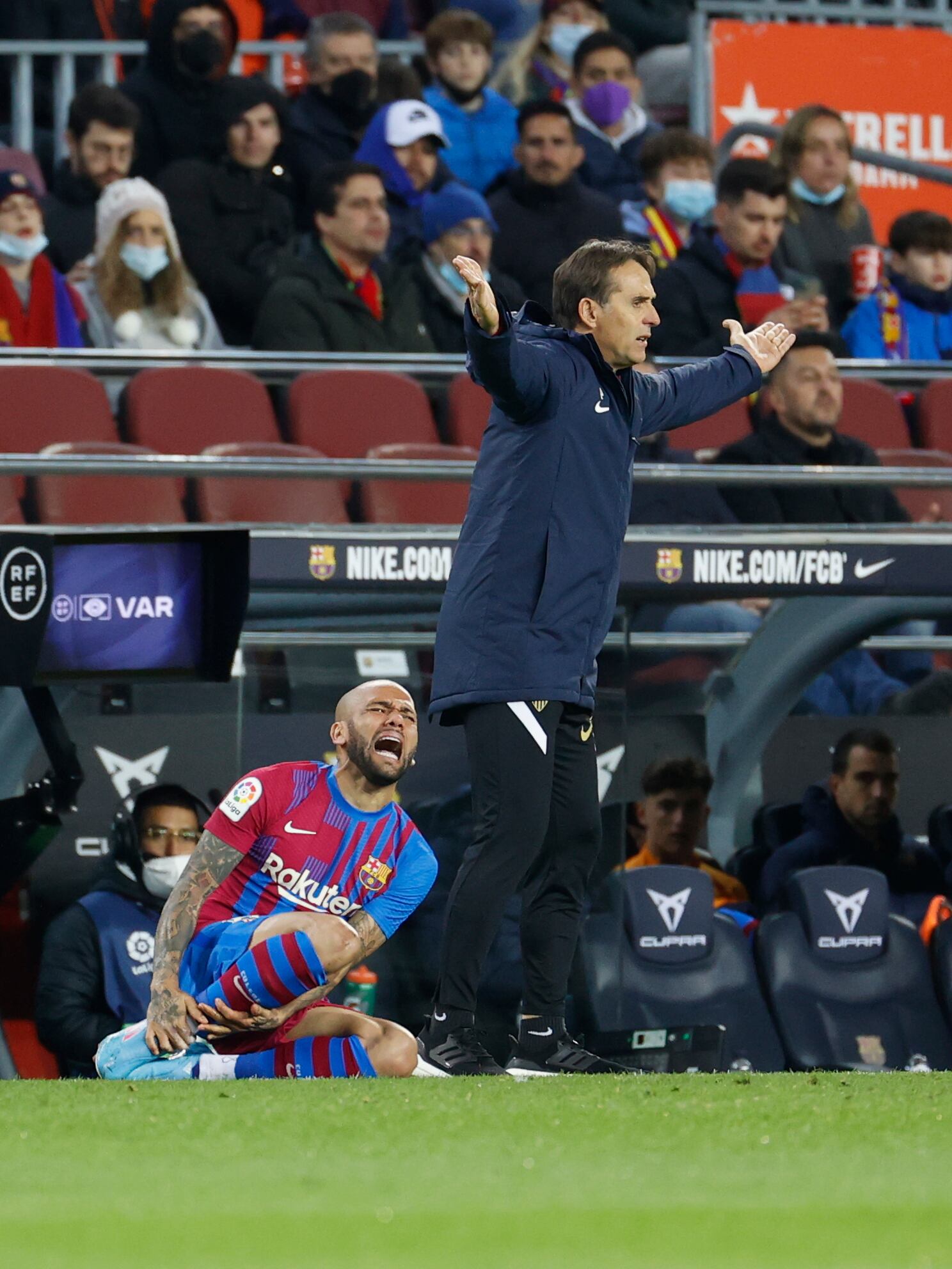 BARCELONA, 03/04/2022.- El defensa del FC Barcelona Dani Alves (i) y Julen Lopetegui (d), entrenador del Sevilla FC, durante el encuentro de la jornada 30 de Liga en Primera División que FC Barcelona y Sevilla FC juegan hoy domingo en el Camp Nou, en Barcelona. EFE/Toni Albir
