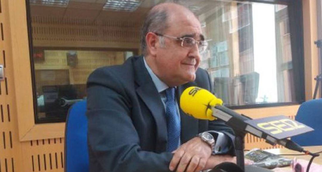 Juan Ramón Calero en los estudios de Radio Murcia. Foto archivo