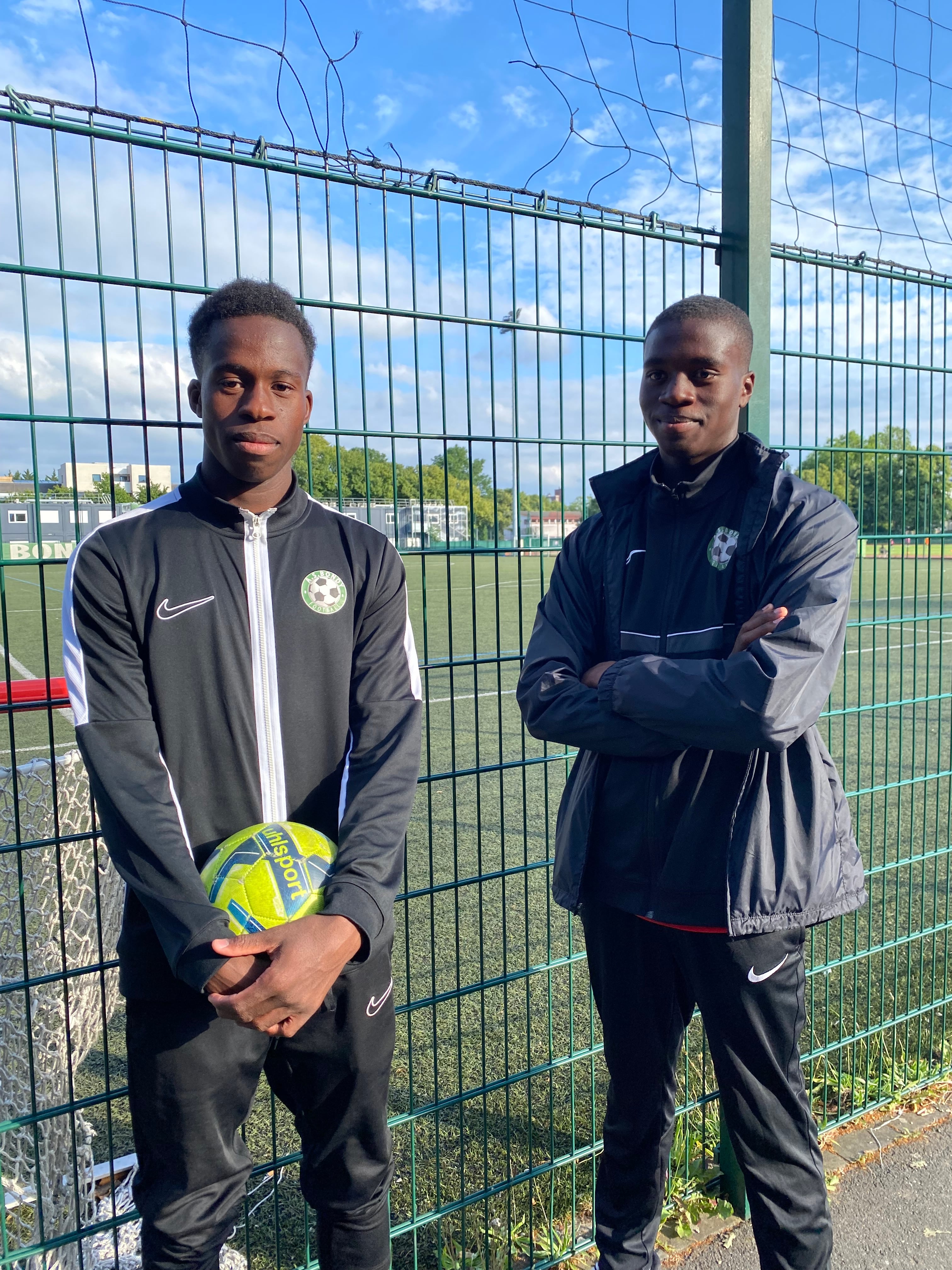 Los hermanos Bradley y Rock Adjovi, vinculados a la sección de fútbol de la Asociación Deportiva de Bondy, de donde salió Mbappé