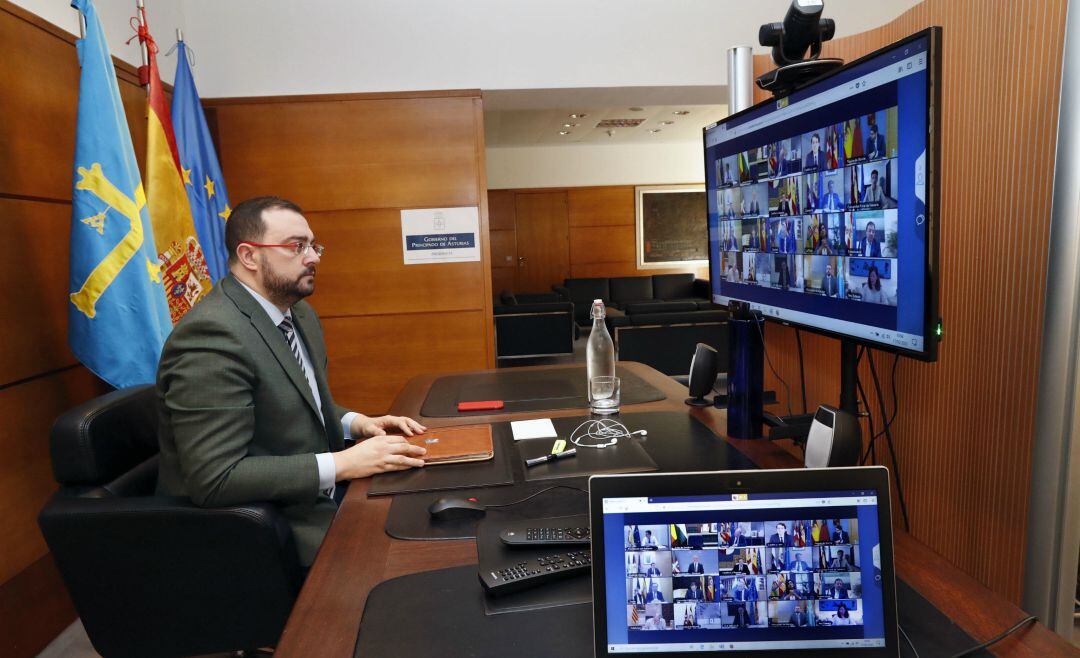 El presidente, Adrián Barbón, durante la conferencia con el resto de líderes autonómicos. 