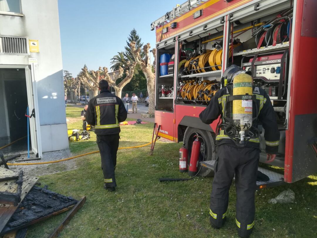 Bomberos trabajando en la extinción