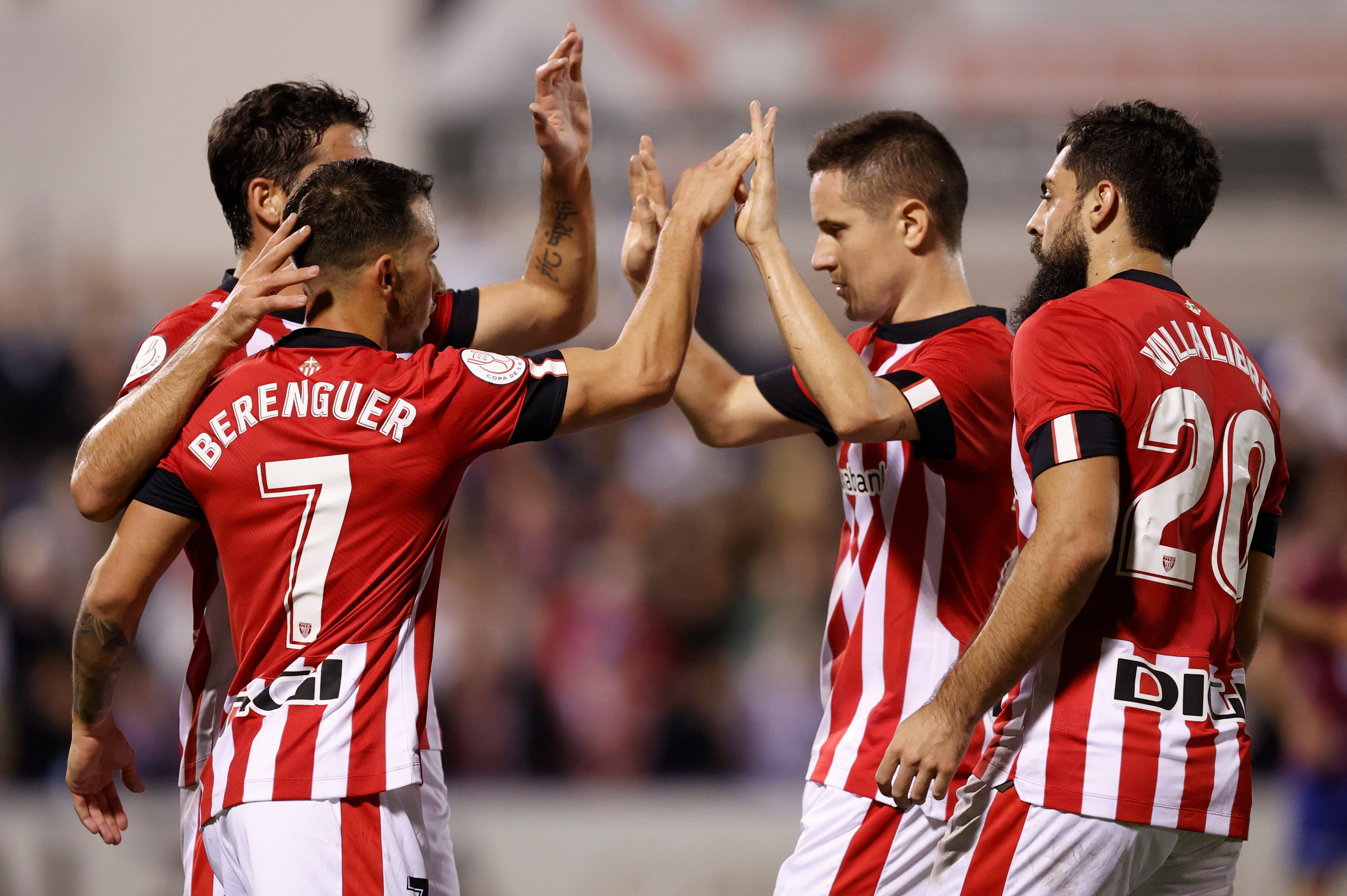 ALZIRA (VALENCIA), 13/11/2022.- El centrocampista del Athletic Alejandro Berenguer (2i) celebra con sus compañeros el gol marcado ante el Alzira, durante el partido de la primera jornada de la Copa del Rey disputado este domingo en el estadio Luis Suñer Picó de Alzira (Valencia). EFE/Kai Försterling
