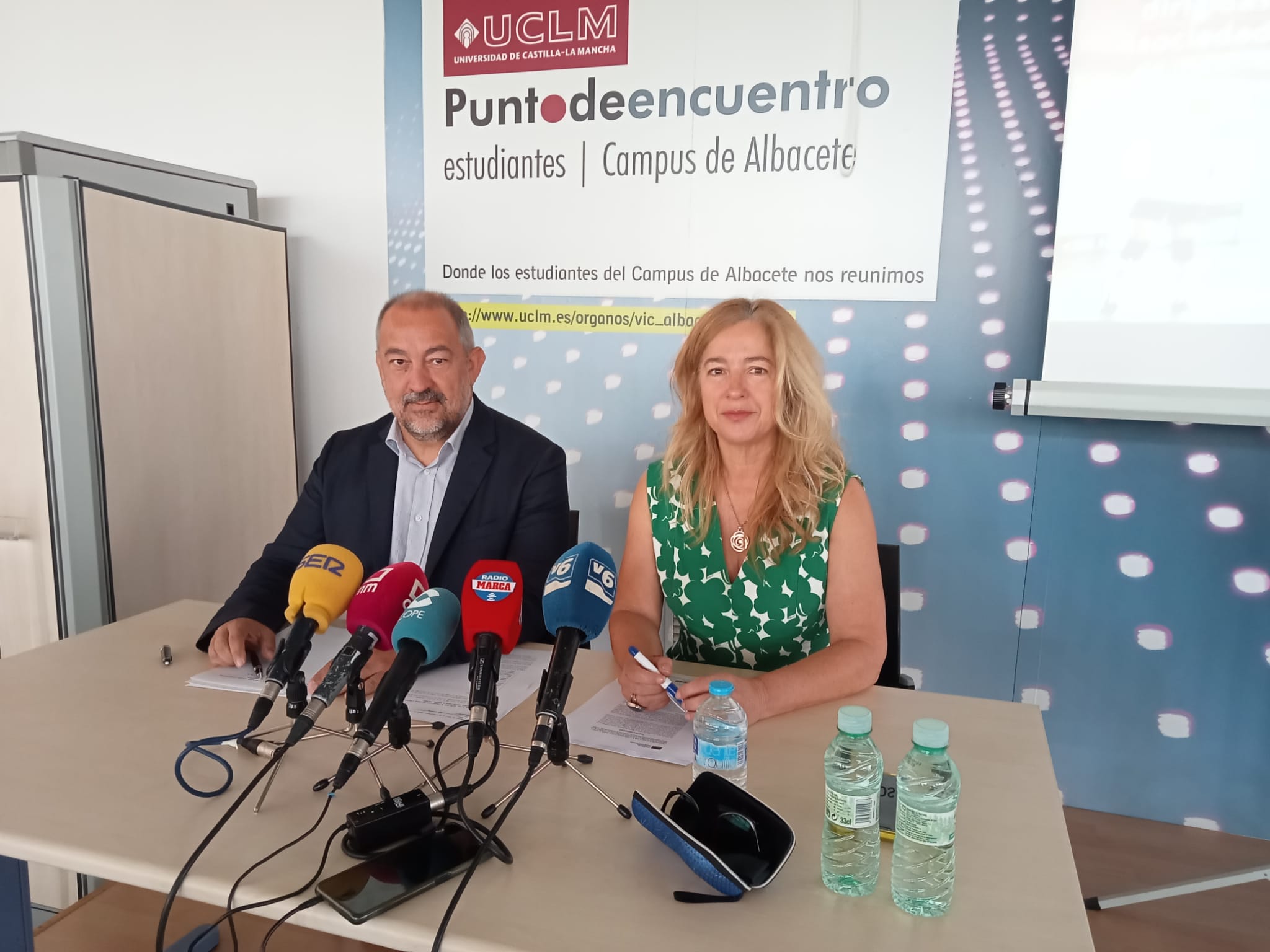 Julián Garde y Leonor Gallardo, durante la rueda de prensa de presentación de las ayudas