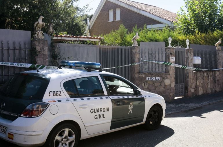 FOTOGALERÍA | Vivienda en la que han aparecido los cadáveres.