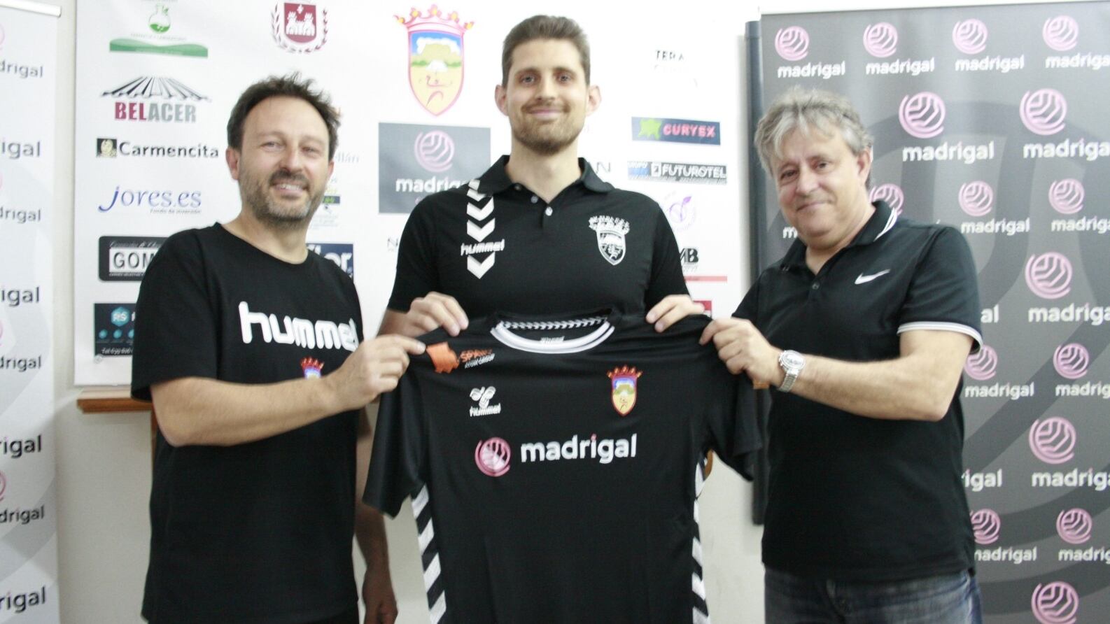 Mario Alfonso entre el técnico, Antonio Mateo, y el presidente del C.E.E., Rogelio García