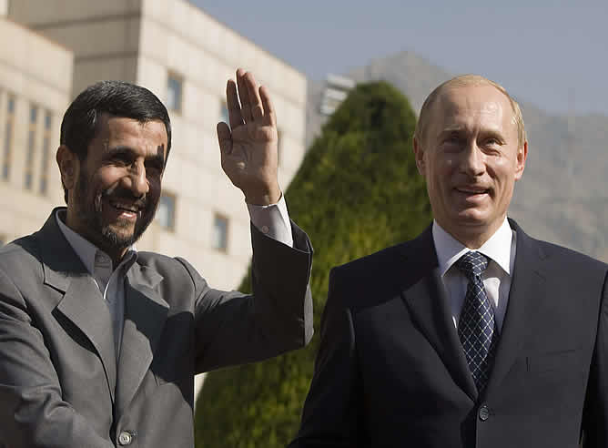 Putin y Ahmadineyad, durante la ceremonia oficial de recepción para la cumbre.