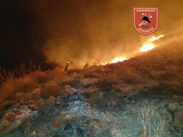 Bomberos del SPEIS en la extinción del fuego
