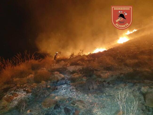 Bomberos del SPEIS en la extinción del fuego