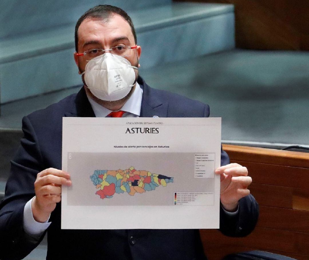 Adrián Barbón durante su intervención en la cámara autonómica. 