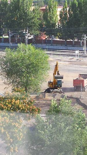 Una excavadora y un camión comienza a trabajar en la zona.