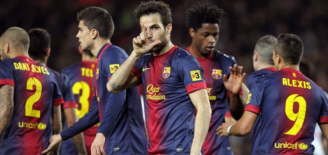 El jugador del FC Barcelona Cesc Fábregas celebra tras marcar su segundo gol ante el RCD Mallorca, durante el partido de Liga disputado esta noche en el Camp Nou, en Barcelona