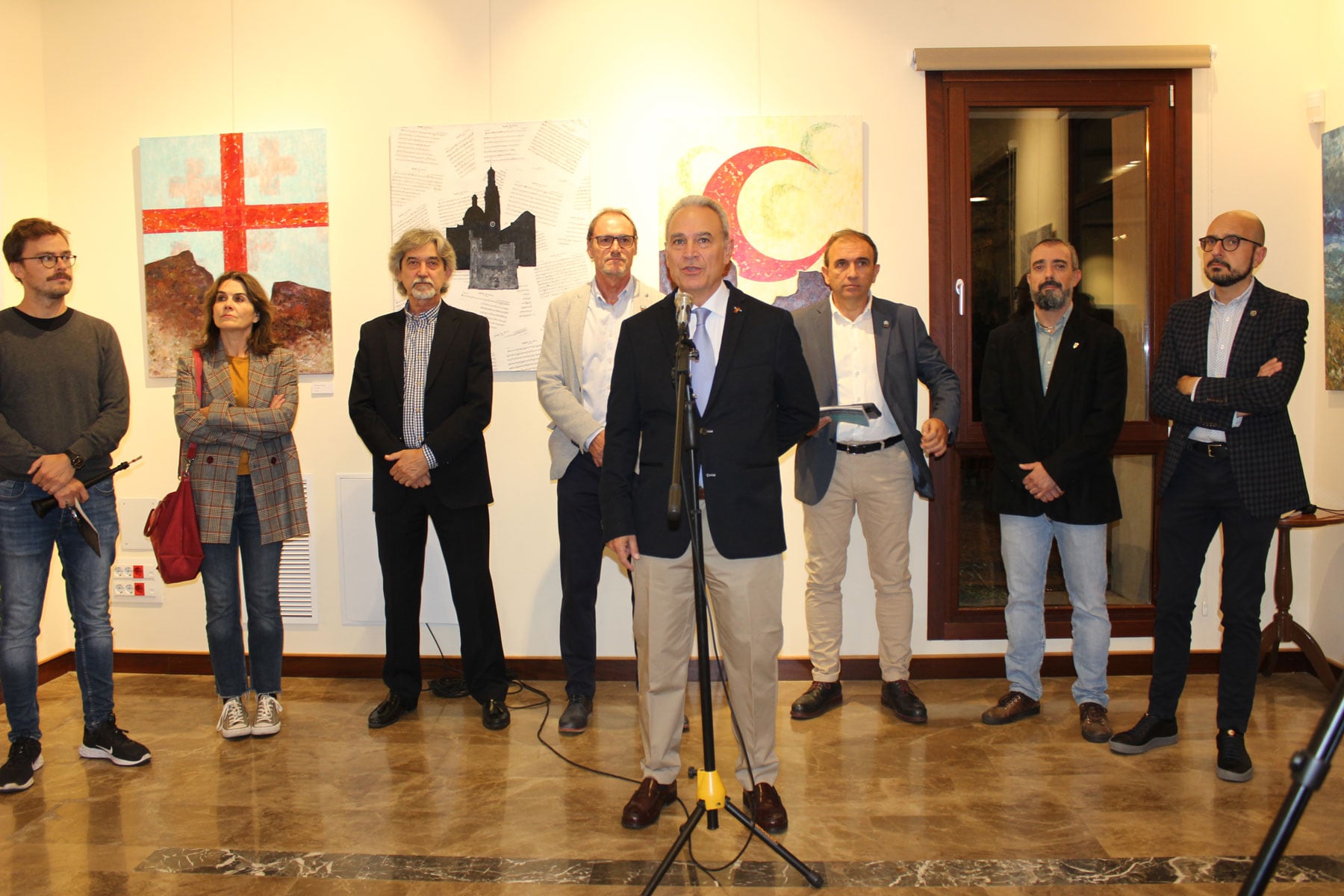 El presidente del Círculo Industrial, Indalecio Carbonell, dirigiéndose a los asistentes durante la presentación de la muestra 'El color de la música'