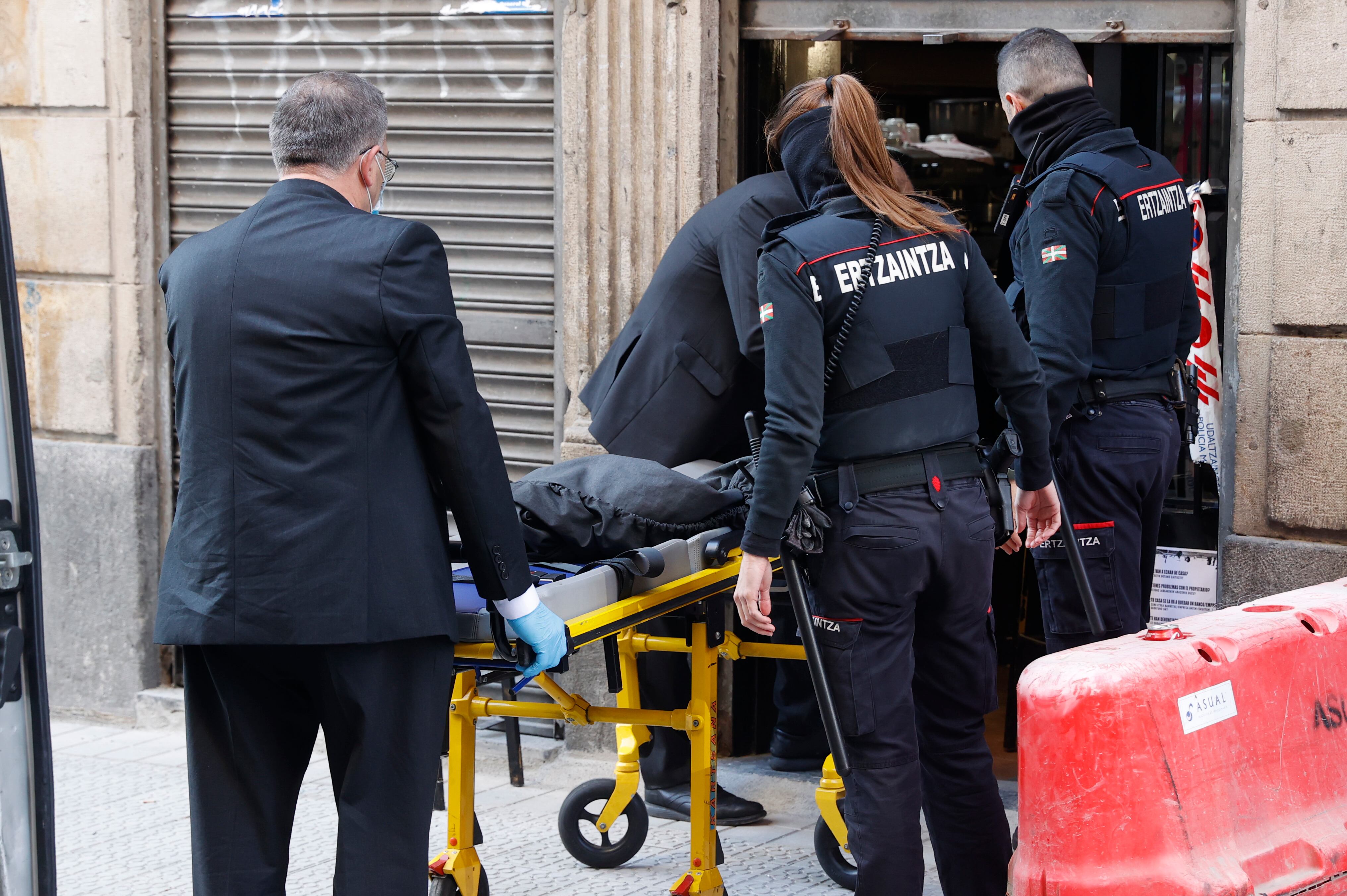 BILBAO, 28/12/2022.- Una mujer ha sido asesinada en un bar del barrio de San Francisco en Bilbao, acuchillada anoche presuntamente por su pareja en el mismo local. Su cuerpo no ha sido descubierto hasta esta mañana, cuando el hombre ha confesado a la Policía el crimen. EFE/ Miguel Toña
